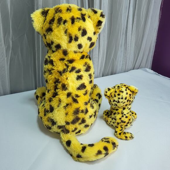 National Geographic Cheetah Spotted Momma Cat and Baby Stuffed Plush Animal Toy - Picture 4 of 14